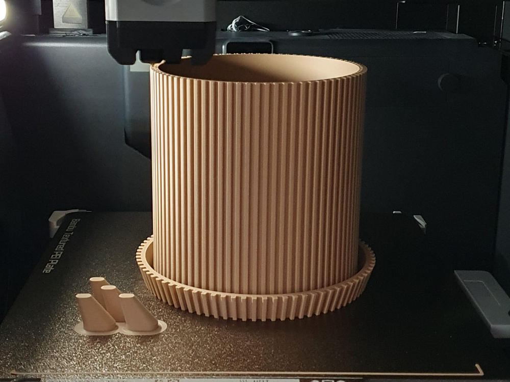 Planter with legs - 3D printed in Canada by UMore3D